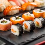 Sushi devaluado: los restaurantes dejan de usar salmón por la crisis y lo reemplazan por pescado argentino