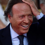 Julio Iglesias: la historia detrás de la foto más emblemática del cantante que se convirtió en meme