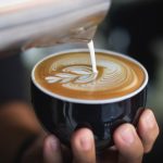 El dueño de una cafetería usó Tinder para impulsar las ventas de su negocio a través de una insólita estafa