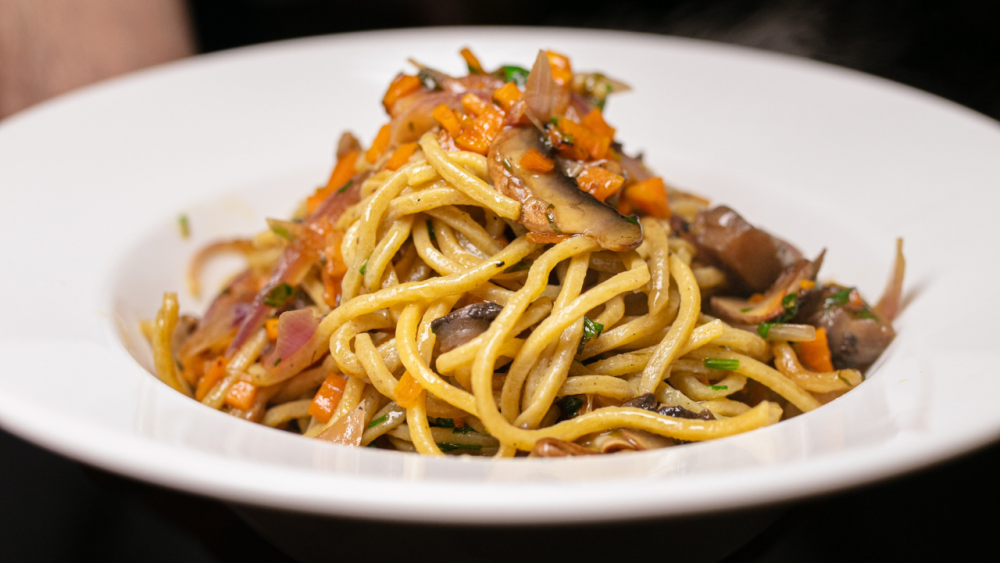 Spaghetti con sofrito de hongos por Mauro Lacagnina, chef de Pasta Cucinare