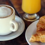 Café con leche con medialunas, el índice que confirma la distorsión de precios en los bares de Buenos Aires