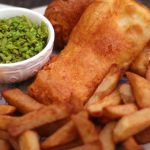 La receta favorita de la Reina de Inglaterra: paso a paso, así le preparaban fish and chips a Isabel II