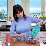 Selena Gomez sorprendió a todos al cocinar empanadas en su programa de televisión