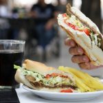 Arrancó la semana del sándwich de milanesa y un local decidió ofrecerlo al mismo precio que en la década del 90