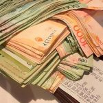 Un turista pagó en efectivo en una parrilla argentina y el momento se hizo viral por la cantidad de billetes que tuvo que poner