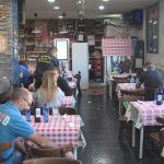 Un restaurante que ofrece platos a 500 pesos causó indignación por sus pésimas condiciones laborales