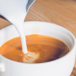 El truco para hacer café con leche que puede terminar en un accidente