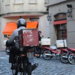 Un joven mostró su mala suerte con los delivery de comida: “Me pasa por pedirlos con lluvia”