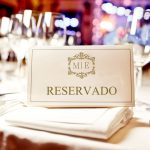 Reservó una mesa en un restaurante, no fue y ofreció una insólita excusa