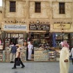 Sorpresa de los hinchas que viajan a Qatar por la comida que le regalan los qataríes a la salida de los partidos