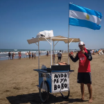 Furor en Pinamar por el vendedor de choclos fanático de La Scaloneta