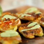 Maridaje perfecto: papas aplastadas con crema de palta y un cocktail refrescante