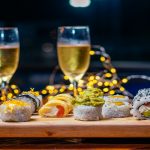 Sushi con champagne, el menú de una pareja mientras manejaba en auto por la autopista