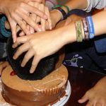 Una niña casi pierde un ojo después de que le hundieran la cabeza en su torta de cumpleaños