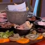 Un grupo de turistas dejó una picada sin terminar y dos argentinos decidieron comer las sobras: “No estamos robando”