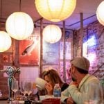 Critican a las cantinas asiáticas porteñas: “Banquetas duras y dólar Palermo”
