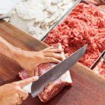 Un carnicero del Conurbano vende la carne en dólares: “Algunos clientes vinieron con los billetes”