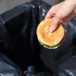 Los argentinos que se fueron a Dinamarca para vivir mejor y ahora comen de la basura: “Sandwichito hecho con comida del tacho”