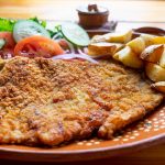 Un turista fue a comer una  milanesa en Brasil y se indignó por las sorpresas del ticket: “Te fajan”