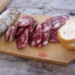 Vio la forma en que estaba cortado el salame de una picada y reaccionó: “Te vas de mi casa”