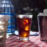 El bar de Rosario que un hombre soñó durante 10 años, tiene una fuente de vermut y su carta incluye un postre de la abuela casi imposible de conseguir