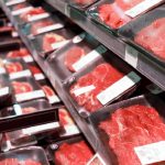 Fue al supermercado y reaccionó al ver que algo se movía en la góndola de carnes