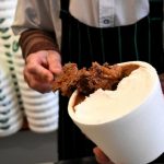 Pidió un cuarto de helado, dudó de la cantidad que le ponían en el pote y la vendedora reaccionó ante la desconfianza