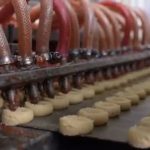 Viaje al interior de una fábrica de galletitas: así se elaboran las pepas de membrillo, uno de los productos preferidos de los argentinos