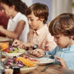 El restaurante que obliga a los niños a permanecer sentados mientras dure toda la comida: “Deberías replantearte la reserva”