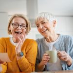 Dos jubiladas se fueron a vivir juntas y generaron una original decoración en la casa: “Ninguna se quiso deshacer de su juego de comedor”