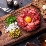 Pidió steak tartare, se sorprendió cuando le llegó el plato y pidió un cambio: “La mesera, indignada”