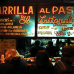 La parrilla de Buenos Aires que ofrece desde su ventana uno de los mejores sándwiches de bondiola de la ciudad