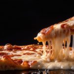 Le puso un condimento arriesgado a la pizza y grabó la contundente reacción de su abuela italiana: “¡No le pongas!”
