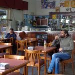 El bar de bohemios que resiste en Palermo y suma nuevos clientes con arte latte en la espuma del café