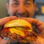 Así se hacen las burgers smasheadas: el proyecto que convirtió a un exfutbolista en referente de las hamburguesas artesanales