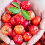 La pequeña fruta tropical que tiene más vitamina C que la naranja, es antioxidante y empezó a producirse en la Argentina