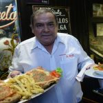 El bodegón que está ubicado en un subsuelo y ofrece platos abundantes y un postre que guarda una historia secreta con Carlos Monzón