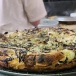 La pizza que lleva 2 kilos de muzzarella y conquista a locales y turistas