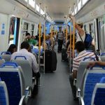 Sus familiares se subieron de sorpresa al tren para festejarle el cumpleaños: hubo torta, cerveza y hasta un regalo de un vendedor ambulante