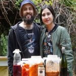 La pareja que se conoció en un asado vegano, se fue a vivir a un bosque y ahora elabora vermuts, kimchi y cerveza de lavanda