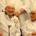 El emotivo tributo al pastelero de 96 años que trabajó en la Confitería del Molino y volvió a pisar los salones del local restaurado
