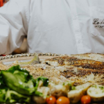 La cantina de Mar del Plata que cocina los pescados enteros y tiene reglas tan claras como polémicas: prohibida la crema y el queso rallado