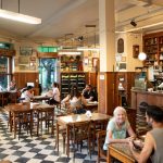 Reabrió un tradicional bar porteño que tiene una de las mejores picadas de Buenos Aires
