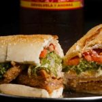 Cómo se prepara el famoso sándwich de milanesa tucumano: video, receta y la salsa secreta