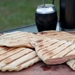 Tortilla asada, el manjar de una provincia argentina adoptada por todo el país: la receta para prepararla en casa