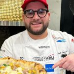 Un maestro pizzero italiano llega a la Argentina para revelar su secreto para que nadie deje el borde de la pizza en el plato