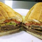 El local porteño que ofrece su propia versión del famoso sándwich de milanesa tucumano con una diferencia fundamental