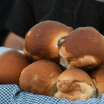 Qué es la galleta de piso, un panificado que tiene fiesta propia en el único pueblo donde se consigue