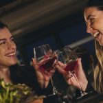 Día Mundial del Malbec: dos propuestas para brindar en una casona porteña o mientras pintás tu propia etiqueta de vino