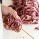 Dedos de comisario: cómo cocinar el corte de carne poco conocido ideal para arrancar un asado o darle sabor a tus guisos